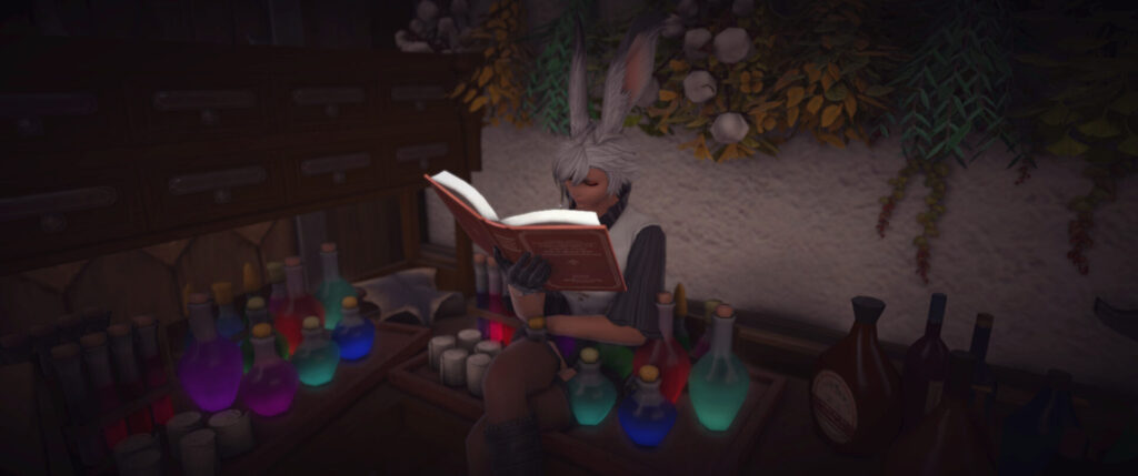 机に座って読書をするキャラクターの写真